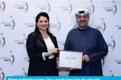  ?? ?? Waleed Al-Khashti receives Zain’s awards from Faten Abu-Ghazaleh.