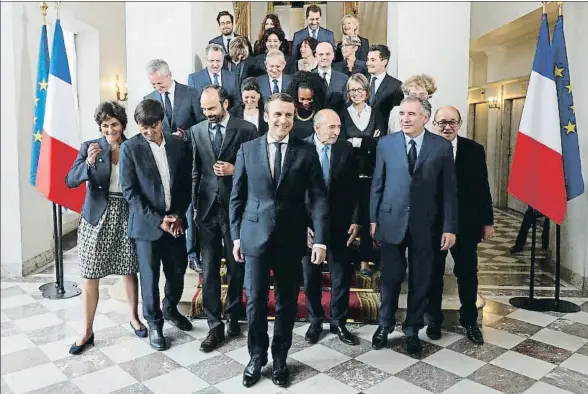  ?? PHILIPPE WOJAZER / REUTERS ?? El presidente francés, Emmanuel Macron (centro), instantes después de realizar la tradiciona­l foto oficial del nuevo Gobierno en el Elíseo