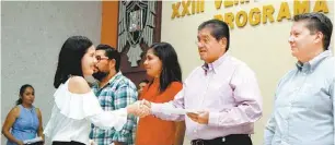  ??  ?? El rector José Eduardo Hernández Nava entregó las becas a 90 alumnos.