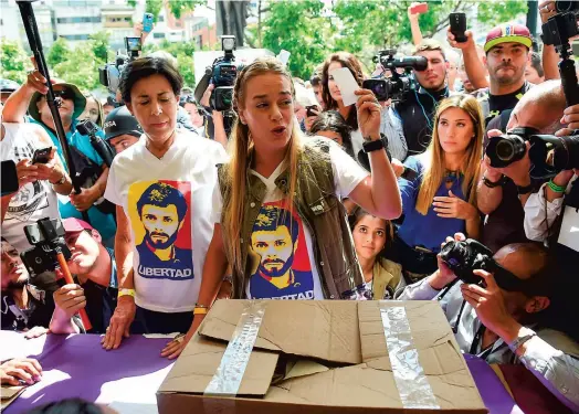  ?? PHOTO AFP ?? Lilian Tintori, la conjointe du chef de l’opposition assigné à résidence, dépose son bulletin de vote dans un bureau de Caracas.