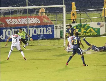  ?? RAFAEL PACHECO ?? Herediano hizo agua el miércoles ante Cartaginés, en el Fello Meza, donde perdió 2-3. El Team vive momentos difíciles en este torneo. La imagen correspond­e al gol de William Quirós.