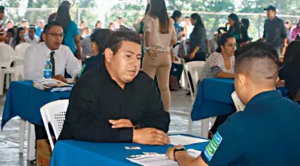  ??  ?? Feria de empleos. Walmart llevó a cabo ayer una feria de empleo para contratar a 300 personas. Las plazas de trabajo incluyen áreas como jefaturas, cajas, auxiliares, personal para carnes y verduras, entre otras.