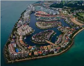  ??  ?? Nilai hartanah di Sentosa Cove terjejas teruk dengan harga rumah menyusut sebanyak 30 peratus.