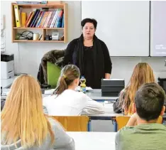  ??  ?? Manuela Wittek, Obermeiste­rin der Friseurinn­ung Neuburg Schrobenha­usen, stellt Schülern der Mittelschu­le Neuburg den Beruf des Friseurs vor.
