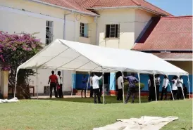  ??  ?? Pupils erect a tent in preparatio­n for the Speech and Prize Giving Day yesterday