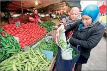  ?? (Reuters) ?? Women buy beans at a market in central Tunis. People in Tunisia, Barbados and Cape Verde eat the most fruit and vegetables, while Azerbajan, Slovakia and the Czech Republic eat the most unhealthy and processed foods, the study found