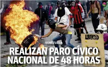  ??  ?? Protestan. Jóvenes opositores queman neumáticos en un mitin en Caracas durante la huelga nacional que buscaba paralizar al País.