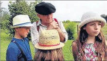  ??  ?? Une image du film “En panne”dans lequel Jean-claude joue le rôle d’un jardinier.