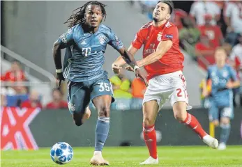  ?? FOTO: DPA ?? Running-Back-Qualitäten – Renato Sanches, hier gegen Pizzi (re.), überzeugte gegen Benfica Lissabon.