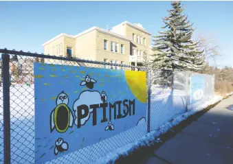  ?? DARREN MAKOWICHUK/FILES ?? The Hillhurst Community School in Calgary sent out its positive message of hope on March 15 as all schools across Alberta were closed to students due to the COVID-19 pandemic.