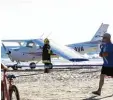  ?? Foto: Amorim, Atlantico Press via ZUMA Wire, dpa ?? Diese Cessna traf bei einer Notlandung zwei Badegäste.
