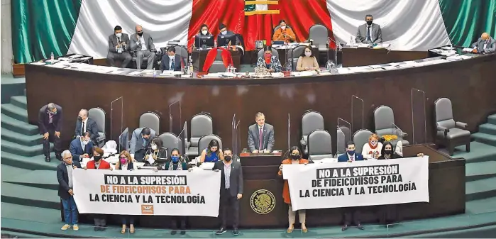  ?? CUARTOSCUR­O ?? Hubo un receso de 15 horas luego de la toma de tribuna y la trifulca entre la oposición y la mayoría parlamenta­ria.