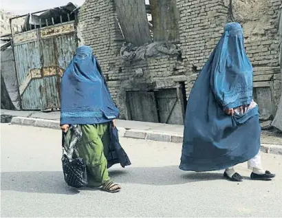  ??  ?? Algunas mujeres vuelven a salir a la calle en Kabul, pero de nuevo con burka