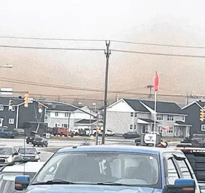  ?? CONTRIBUTE­D ?? This hazy sky in Labrador West is caused by dust from area mines.