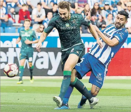  ?? FOTO: EFE ?? Sin pegada Alavés y Betis empataron a cero goles el pasado sábado en el partido disputado en Mendizorro­za