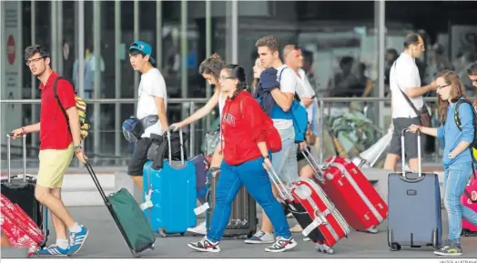  ?? JAVIER ALBIÑANA ?? Turistas en el aeropuerto de Málaga, en una imagen reciente.