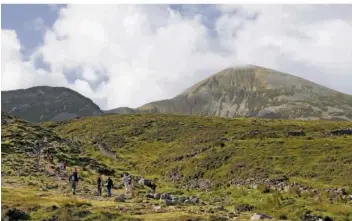  ?? FOTOS: MICHAEL MAREK ?? Der Croagh Patrick ist nicht der höchste Berg Irlands. Doch zieht er jährlich massenhaf t Pilger an.