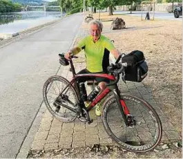  ?? ?? In Schengen startete Asselborn seine Tour – auf der Bank, wo er noch kurz zuvor mit Kollegin Annalena Baerbock gesessen hatte.