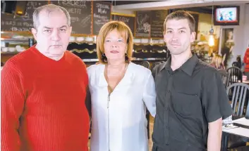  ?? PHOTO PIERRE-PAUL POULIN ?? Le patron du restaurant Le Célébrité à Longueuil, Pierre Ménard (à gauche), continue de se battre pour faire tourner son affaire avec l’aide de sa conjointe Lucie Barette et de son serveur Francis Gauthier Blondeau (à droite).