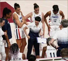  ??  ?? Valérie Garnier et ses joueuses ont décroché la deuxième médaille olympique du basket féminin français.