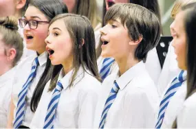  ??  ?? High School Choir members Samantha Thomson, Lucy Pridden and