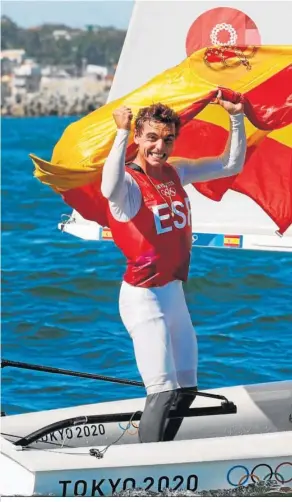  ??  ?? El 470 español, con Jordi Xammar y Nicolás Rodríguez, tras lograr su bronce.