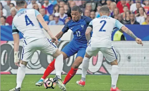  ??  ?? DESTACÓ. Mbappé no pudo marcar, pero dejó varias muestras de su calidad. El larguero y Butland le impidieron marcharse con su gol.