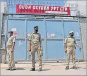  ?? DEEPAK GYUPTA/HT PHOTOS ?? (From left) A notice pasted on the gate of an oxygen supply company, after it ran out of oxygen; police force outside the company and a citizen ferrying an oxygen cylinder in Lucknow on Thursday.