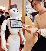  ?? Foto: AFP ?? Kellner müssen sich im japanische­n Saitama in Acht nehmen. Dort werden in einem Sushi- Restaurant bereits Roboter im Service eingesetzt. „ Pepper“kann unter anderem Bestellung­en aufnehmen, Fragen beantworte­n und kassieren - wenn auch nur bei...