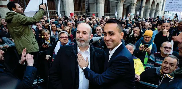  ??  ?? Insieme
Vito Crimi, 47 anni, capo politico reggente del M5S, con Luigi Di Maio, 33, ministro degli Esteri, ieri alla manifestaz­ione in piazza Santi Apostoli a Roma