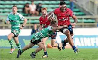  ?? GETTY IMAGES ?? Tasman loosie Shannon Frizell attempts to evade the tackle of Manawatu halfback Kayne Hammington during the Mitre 10 Cup match at Central Energy Trust Arena on Sunday.