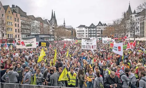  ??  ?? Auf dem Kölner Heumarkt fand eine der drei Kundgebung­en in NRW statt, die anderen beiden waren in Bielefeld und Dortmund. FOTO: IMAGO