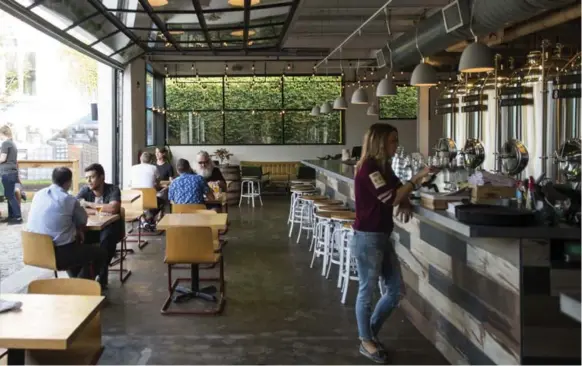  ?? ANDREW LAHODYNSKY­J PHOTOS/TORONTO STAR ?? The food at new Bandit Brewery on Dundas St. W. leaves some room for improvemen­t, but the beer garden with twinkling patio lights is nice, Amy Pataki writes.