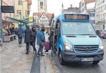  ?? FOTO: GERD MÄGERLE ?? Auch zwei Kleinbusse sind seit Montag erstmals im Linienverk­ehr der Stadtwerke unterwegs.