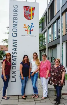  ?? Foto: A. Schorer/Landratsam­t ?? Marina Neugebauer, Sabine Kramer und Sandra Völker (von links) sind drei Viertel des Personals der Koordinier­enden Kinderschu­tzstelle im Landkreis. Sie beauftrage­n Fachkräfte wie Silvia Petri und Silvera Schmider (von rechts), sich mit Familien zu...