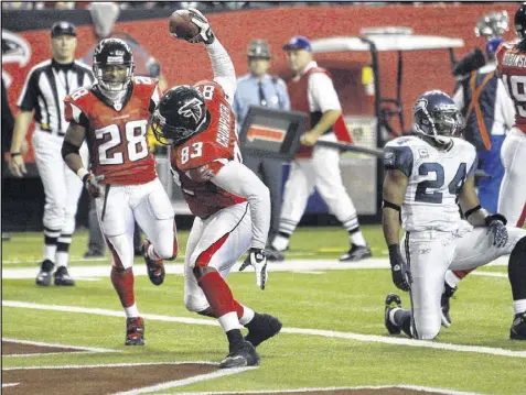  ?? PHOTOS BY CURTIS COMPTON ?? Playing seven of his 10 NFL seasons with the Falcons, tight end Alge Crumpler had 373 career catches for 4,743 yards and 39 touchdowns. Crumpler played two seasons for the Titans before finishing with the Patriots.