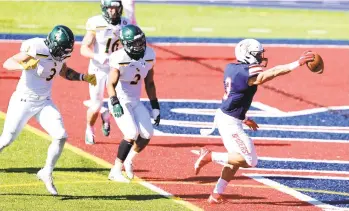  ?? COURTESY OF DANIEL SANGJIB MIN/RICHMOND TIMES-DISPATCH ?? Richmond’s Aaron Dykes, right, runs for a touchdown as William & Mary’s Trey Watkins, center, reacts at Robins Stadium on Saturday.