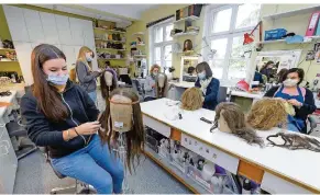  ?? FOTO: IRIS MAURER ?? Sie brauchen viel Geduld, um all die Haare für „Hair“zu richten: Natalie Torgler, Simona Faß, Inge-Maria Rothaupt, Pina Böhler und Susanne Schunck (von links) in der Maske des Staatsthea­ters.