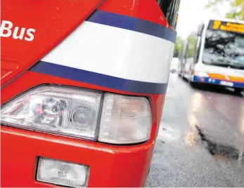  ?? FOTO: FRANK RUMPENHORS­T/DPA ?? Ab Montag stellen die Busse auf den Ferienfahr­plan um.