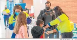  ?? MARCIAL GUILLÉN / EFE ?? Niños vacunándos­e en Murcia esta semana.