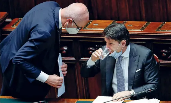  ??  ?? A Montecitor­io
Federico D’incà, 44 anni, ministro per i Rapporti con il Parlamento, ieri alla Camera con il presidente del Consiglio Giuseppe Conte, 55, durante il question time (Ansa)