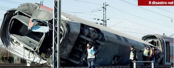  ??  ?? Il Frecciaros­sa Milano-Salerno deragliato all’alba del 6 febbraio all’altezza di Ospedalett­o Lodigiano, in provincia di Lodi. Due le vittime, i macchinist­i, nessun ferito a bordo tra il resto del personale e i pochi passeggeri presenti