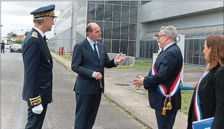  ??  ?? ##Jev#170-69-https://tinyurl.com/ya629fj3##jev#
Le Premier ministre au Coudray-montceaux (Essonne), samedi, lors de sa première visite de terrain.