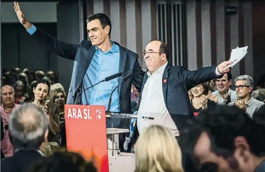  ?? LLIBERT TEIXIDÓ ?? Pedro Sánchez i Miquel Iceta van protagonit­zar ahir un acte electoral a Viladecans amb protestes independen­tistes a l’exterior