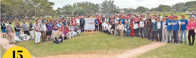  ??  ?? LOS EQUIPOS QUE participan en la Liga Interdepar­tamental de Softbol de la Refinería Madero recibieron material deportivo.