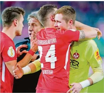  ?? FOTO: ANSPACH/DPA ?? U21-Nationalto­rhüter Lennart Grill (rechts) hat dem Drittligis­ten 1. FC Kaiserslau­tern schon so manchen Punkt und Sieg gerettet. Im Sommer wird er den Verein wohl in Richtung Bayer Leverkusen verlassen.