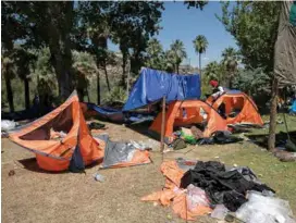  ??  ?? CONFLICTO. Tiendas de campaña de los manifestan­tes, tras el choque con la GN.