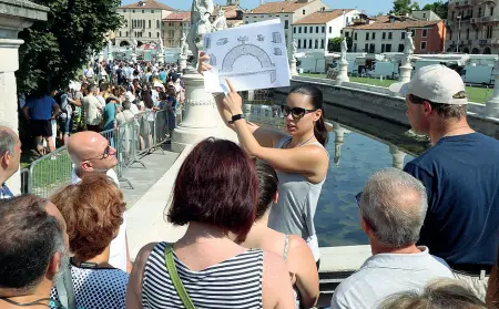  ?? (foto Bergmaschi) ?? La visita Circa 400 persone ieri hanno visitato Parto della Valle, a Padova, dove sta riemergend­o l’antico teatro Zairo
A Padova, sotto Prato della Valle, vive un teatro dell’e poca romana, probabilme­nte uno dei teatri più grandi dell’impero.