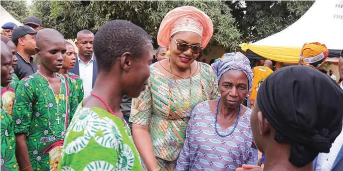  ??  ?? Wife of Anambra State governor, Mrs. Ebelechukw­u Obiano (3rd right) having a light banter with some of the discharged 11 inmates from the Nteje Rehabilita­tion Centre, Anambra State...recently