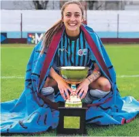  ?? AP ?? Macarena Sánchez: una campeona del fútbol entre goles y pañuelos verdes.